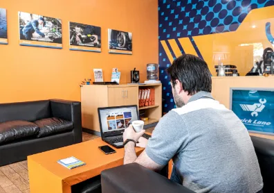 Hombre sentado en oficinas Quick Lane
