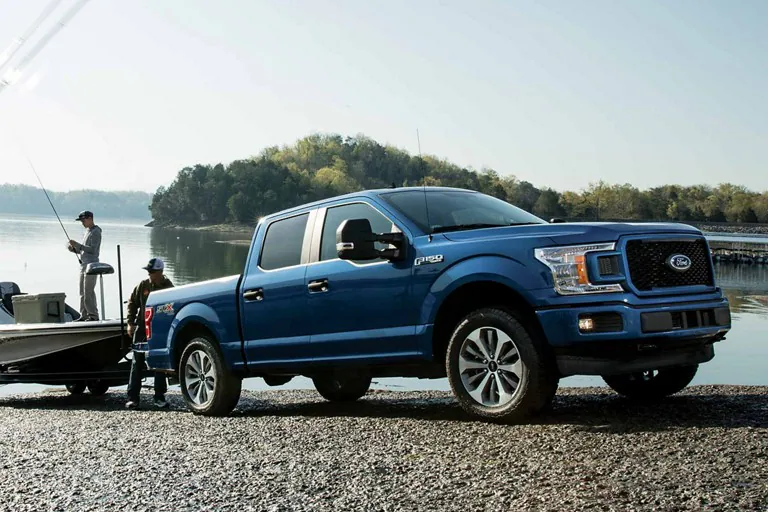 Personas pescando en laguna junto a Ford  Ranger